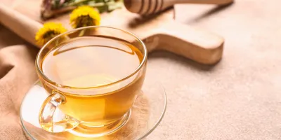 Chá de Dente-de-Leão: O dente-de-leão limpa de dentro para fora e de fora para dentro. A pele responde melhor quando o fígado está bem — e essa planta trabalha nas duas frentes.