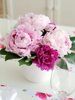 Mesa Posta com Peônias Imagem Canva