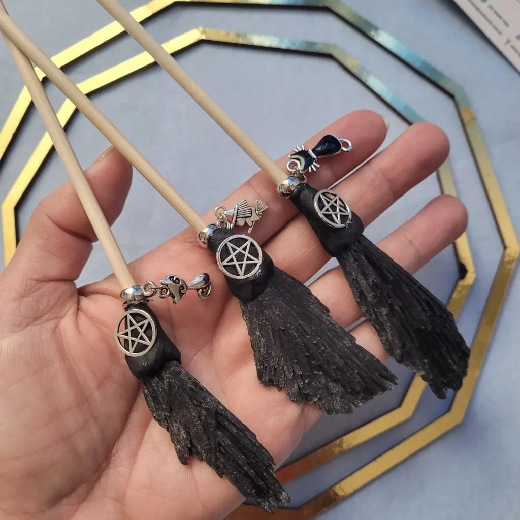 vassourinha de cianita preta com pentagrama protecao ritual e sabedoria ancestral anebasth 1177 2 92acd885fb82b960e6bd53bf6575c2e3